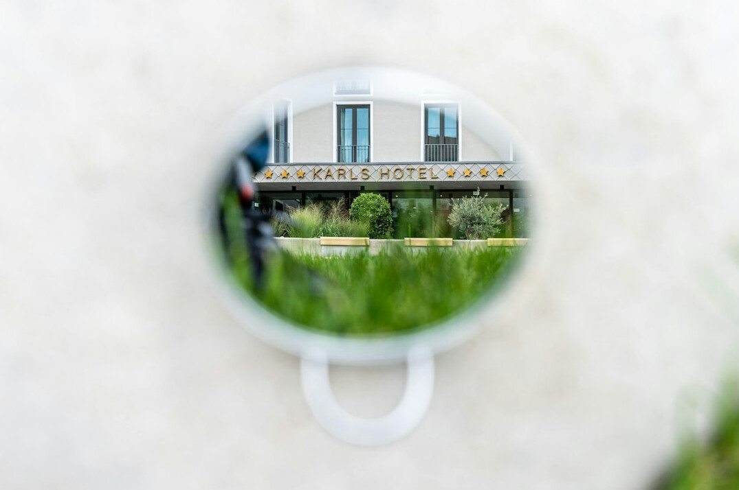 detective investigating house